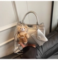 Détail du sac à main argenté métallisé avec breloque ours brun et mini pochette - Avec Pendentif / Argent