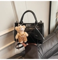 Détail du sac à main noir en similicuir avec fermoir rotatif et charm ours mignon - Avec Pendentif / Noir