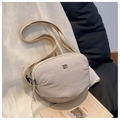 Dettaglio borsa a tracolla in nylon beige con doppia cerniera e logo DD in metallo - Taglia unica / Bianco Sporco
