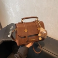 Petit sac carré vintage marron foncé en similicuir avec boucle dorée et breloque peluche - Marron