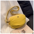 Dettaglio borsa a tracolla giallo brillante in tela con logo DD in metallo e tracolla - Taglia unica / Giallo