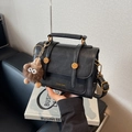 Sac bandoulière rétro noir avec rivets dorés et breloque monstre en peluche marron - Noir