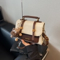 Sac à bandoulière rétro bicolore crème et marron avec pendentif en peluche mignon - Blanc et Marron