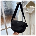 Dettaglio della borsa a mezzaluna in nylon nero con logo argento e ampia tracolla - Taglia unica / Nero