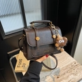 Sac bandoulière rétro marron foncé avec détails dorés et pendentif peluche monstre - Marron