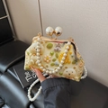 Pochette beige avec broderies d'ours et marguerites et longue bandoulière perle - Jaune
