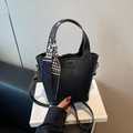 Sac seau élégant en cuir grainé noir avec détail de foulard en soie pied-de-poule - Noir