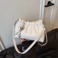 Bolso nube de cuero blanco con grano, cadena de plata y dije de bola metálica - Blanco Roto