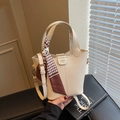 Sac seau beige chic avec texture litchi et détail de foulard en pied-de-poule - Blanc Cassé