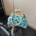 Sac coquille bleu clair à motif d'ours, fermoir doré et anse en grosses perles - Bleu