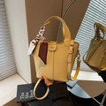 Sac seau jaune clair avec un élégant foulard pied-de-poule attaché à la poignée - Jaune