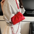 Bolso nube rojo brillante con cadena y textura de lichi visto de perfil en modelo - Rojo