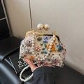 Sac coquille crème chic avec crochet ours 3D et élégante poignée en perles - Blanc