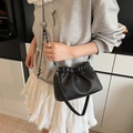 Bolso bandolera negro plisado con cadena de bolas plateada y textura de cuero granulado - Negro