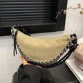 Borsa a mezzaluna trapuntata in camoscio beige con catena argento e tracolla annodata - Grigio chiaro