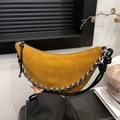Borsa croissant in pelle scamosciata giallo zenzero con pieghe e catena nera - Marrone Sabbia