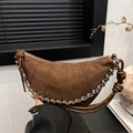 Borsa a tracolla a mezzaluna in camoscio testa di moro con catena d'argento e nodo laterale - Quadri Caffè Maillard