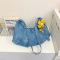Dettaglio della borsa tote in denim lavato blu con design a pieghe e ciondolo girasole - Blu Scuro Con Pendente