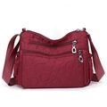 Borsa a tracolla da donna in nylon bordeaux con trapuntatura a cuore e tasche multiple - Borgogna