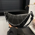 Borsa a spalla a mezzaluna nera con cuciture bianche a contrasto e catena argentata - Nero