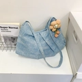 Dettaglio della borsa a pieghe in denim celeste con un fiore decorativo in tessuto giallo - Blu Chiaro Con Pendente