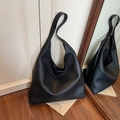 Bolso tote grande de cuero negro con grabado litchi y correa ancha para el hombro - Negro