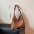 Bolso hobo marrón en cuero con grano de litchi y correa ancha en un diseño espacioso - Marrón