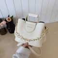 Elegante borsa a secchiello bianco crema con manico in metallo dorato e catena decorativa - Bianco Sporco