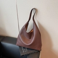 Grande borsa tote vintage marrone scuro con texture litchi su divano in pelle - Marrone