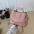 Borsa a secchiello rosa in pelle con manico dorato a U e catena in resina - Rosa