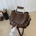 Secchiello in pelle PU marrone scuro con manico in metallo dorato e dettaglio catena - Marrone