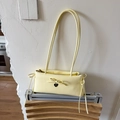 Bolso de hombro amarillo crema con lazo central y colgante en forma de corazón - Amarillo