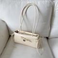 Bolso de hombro beige con lazos y colgante de corazón en piel sintética color crema - Blanco
