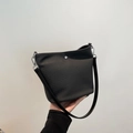 Borsa a secchiello nera con trama a saia e finiture in metallo color argento - Nero