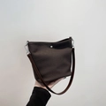 Borsa a secchiello marrone scuro con trama intrecciata e dettagli argento - Marrone