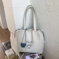Dettaglio della borsa tote in tela con coulisse, scritta artistica e mini pochette blu - Bianco