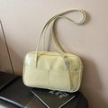 Sac Boston vert pâle en similicuir texturé avec deux poches avant et bandoulière - Vert