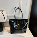 Bolso tote grande negro brillante con logo dorado elegante para trabajo y diario - Negro