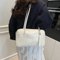 Grand sac cabas beige en cuir avec bandoulières porté par un mannequin en situation réelle - Blanc