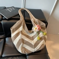 Handgefertigte Häkeltasche mit Zickzackmuster in Beige und Braun mit Gänseblümchen-Anhänger - Khaki mit Anhänger