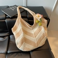 Beige-khakifarbene geflochtene Tragetasche mit V-Muster und Häkelblumen-Anhänger - Roze mit Anhänger
