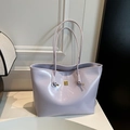 Bolso tote lavanda en cuero brillante con logo dorado y detalle de correa con nudo elegante - Morado