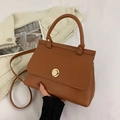 Bolso cuadrado vintage marrón con textura de cocodrilo y detalles en dorado - Marrón