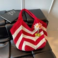 Handgewebte rot-weiße gestrickte Tragetasche mit Wellenmuster und Blumenanhänger auf Leder - Rot mit Anhänger