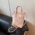 Borsa tote in raso rosa con ricami floreali e dettaglio farfalla con tracolla sottile - Rosa