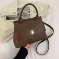 Elegante bolso de mano trapezoidal marrón con patrón litchi y cierre giratorio dorado - Marrón