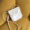 Minimalistische cremeweiße Satteltasche aus Lackleder mit einem Hochglanz-Finish - Weiß
