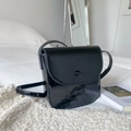 Sacoche selle minimaliste en cuir verni noir avec finition brillante et bandoulière - Noir