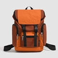 Vista detallada de la mochila de nailon en contraste con múltiples bolsillos y hebilla - Naranja