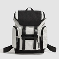 Detalle de la mochila bicolor con tejido de nailon arrugado y sistema de cierre hebilla - Gris